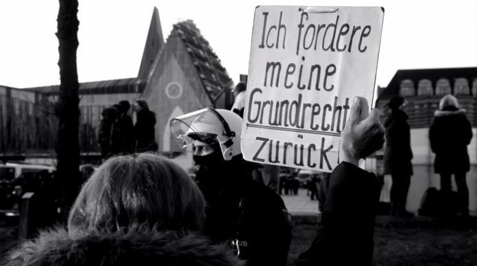 Frau mit Plakat auf der Corona-Demo am 6. November in Leipzig.