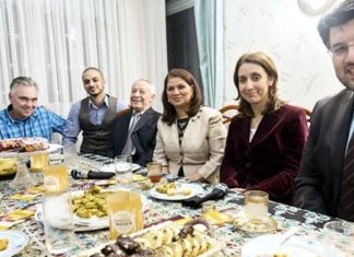 Younes Al-Amayra (Mitte) und Aydan Özoguz (2. von rechts) bei einer Veranstaltung von "Islamic Relief" 2015.