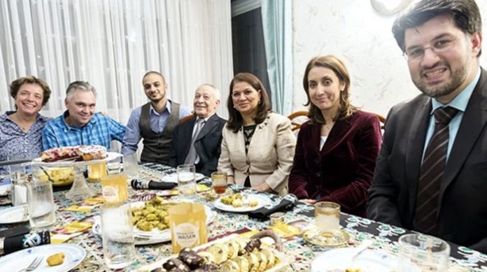 Younes Al-Amayra (Mitte) und Aydan Özoguz (2. von rechts) bei einer Veranstaltung von 