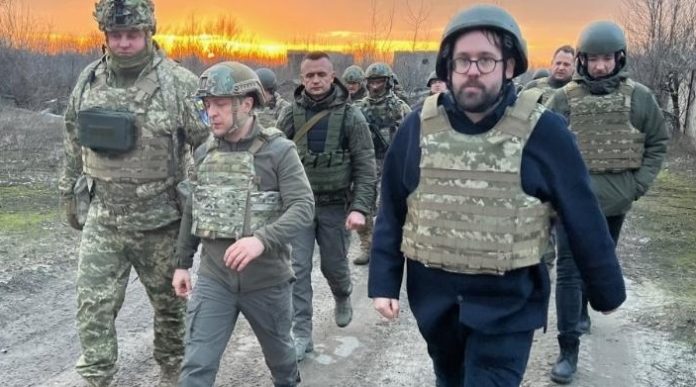 Plauzen-Paule Ronzheimer (r.) beim Spazierengehen mit dem ukrainischen Präsidenten Wolodymyr Selenskyj.