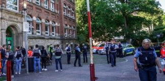 Bei einer Messerattacke an einer Esslinger Grundschule sind zwei Personen verletzt worden, darunter ein Kind. Die Polizei sucht mit einem Großaufgebot nach dem Täter, der zwischen 30 und 35 Jahre alt, 1,75 Meter groß und "dunkelhäutig" sein soll.