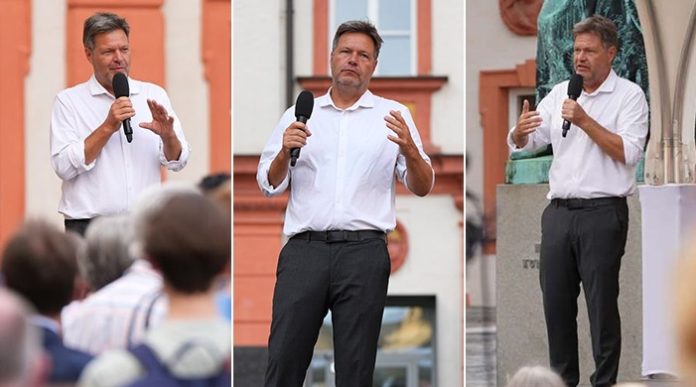 Ein geübter Schönschwätzer wie der akademisch ausgebildete grüne Minister Habeck weiß seine Moralkeule - wie zuletzt in Bayreuth - wohlformuliert und mit sorgenzerfurchtem Gesicht zu kommunizieren.