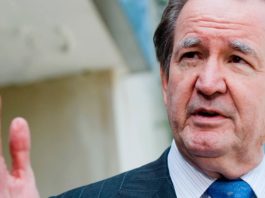 Patrick Joseph „Pat“ Buchanan ist ein konservativer amerikanischer Politiker, Journalist und TV-Kommentator.