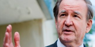 Patrick Joseph „Pat“ Buchanan ist ein konservativer amerikanischer Politiker, Journalist und TV-Kommentator.