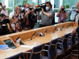 Kastrierte Dackel des deutschen Machtblocks - Maskierte Journalisten und Fotografen huldigen bei der Bundespressekonferenz am Donnerstag ihrem Anführer.