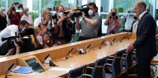 Kastrierte Dackel des deutschen Machtblocks - Maskierte Journalisten und Fotografen huldigen bei der Bundespressekonferenz am Donnerstag ihrem Anführer.