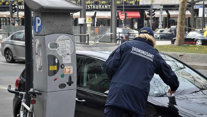 Mit einer Kostenexplosion ungeahnten Ausmaßes fürs Parken soll in Berlin der freiheitsliebende Bürger sozialistisch gelenkt und zur Nutzung von Bus und U-Bahn gedrängt werden.