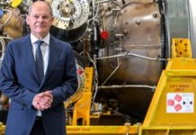 Scholz vor der Turbine für die Gaspipeline Nord Stream 1. Putin: „Wir haben noch eine fertige Trasse – das ist Nord Stream 2. Die können wir in Betrieb nehmen.“