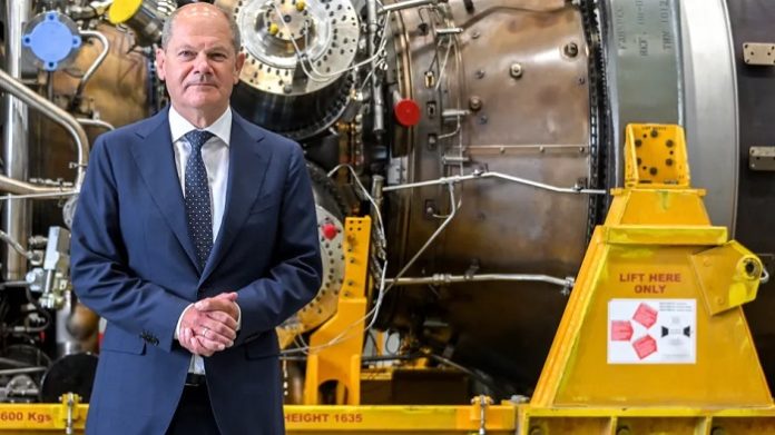 Scholz vor der Turbine für die Gaspipeline Nord Stream 1. Putin: „Wir haben noch eine fertige Trasse – das ist Nord Stream 2. Die können wir in Betrieb nehmen.“