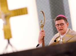 Der Kölner Kardinal Woelki stört, weil er noch katholisch ist, an die Realpräsenz des Gottessohnes in der Eucharistie glaubt und Reformen in der Kirche nicht am Zeitgeist festmachen möchte, sondern am Kirchenstifter Jesus Christus.