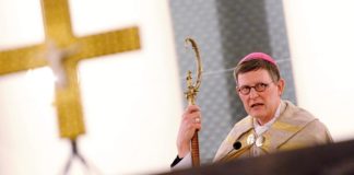 Der Kölner Kardinal Woelki stört, weil er noch katholisch ist, an die Realpräsenz des Gottessohnes in der Eucharistie glaubt und Reformen in der Kirche nicht am Zeitgeist festmachen möchte, sondern am Kirchenstifter Jesus Christus.