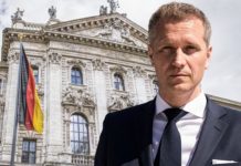 Als letzte Instanz entschied nun das Landgericht München I, was jeder normale Mensch zuvor schon gesehen hatte: Bystron winkte lediglich in die Menge, die Geste hatte nichts mit einem Hitlergruß zu tun.