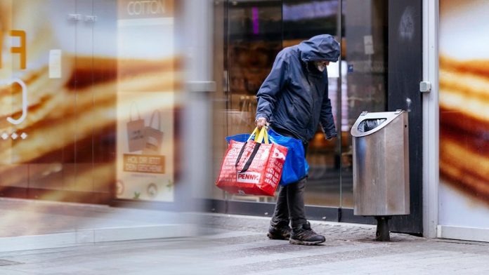 Zur Verteuerung der Waren durch die Inflation kommt für die Deutschen noch eine Verminderung des Realeinkommens durch die direkt bar zu zahlenden Energiekosten.