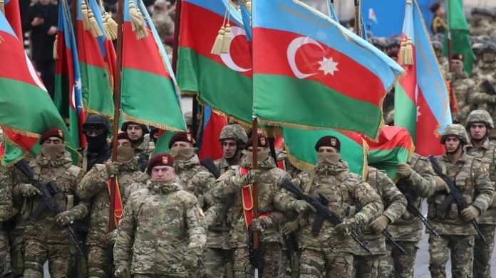 Aserbaidschanische Truppen haen an drei Stellen armenische Stellungen mit Artillerie und großkalibrigen Waffen angegriffen.