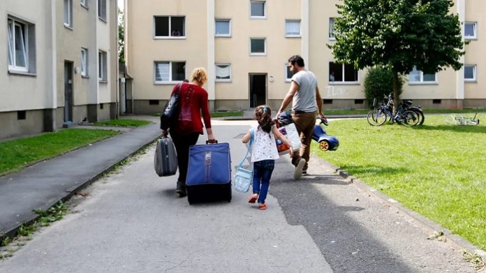 Heute werden in Stuttgart Migranten zugunsten von ukrainischen Flüchtlingen entmietet, morgen kann es jedermann treffen.