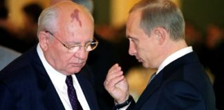 Der frühere sowjetische Staatschef Michail Gorbatschow im Jahr 2002 mit Wladimir Putin, der damals bereits russischer Präsident war.