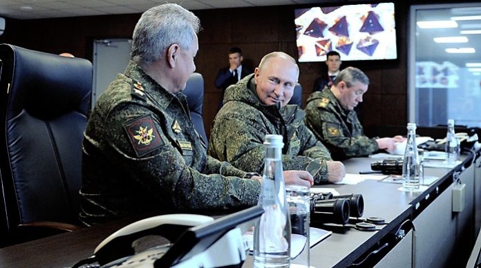 Sehen so Verlierer aus? Wladimir Putin mit Generalstabchef Waleri Gerassimow (r.) und Verteidigungsminister Sergei Schoigu (l.) bei der Militärübung Wostok-2022 vor kurzem in der Region Primorje.