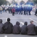 Leipzig am Montagabend: Eine dünne Kette nicht einmal besonders mutiger Antifas konnte sich seelenruhig auf der Straße niederlassen, geduldet von den Polizisten, die wiederum von jenen angewiesen wurden, denen genau dieses Bild in die Hände spielte.