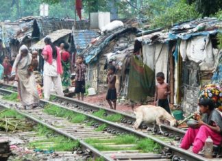 „Dass Länder wie Deutschland angesichts ihrer völlig verfehlten Energiepolitik nun armen Ländern wie Bangladesch Flüssiggas wegkaufen, treibt einem die Schamesröte ins Gesicht", schreibt am Freitag ein Kommentator in der FAZ (Foto: Armut in Bangladesch).