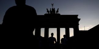 Dr. Hugh Bronson, Sprecher der AfD für EU-Angelegenheiten im Berliner Abgeordentenhaus, warnt vor einem Blackout: "Hier stehen Menschenleben auf dem Spiel."