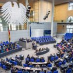 Der Bundestag hat in der Nacht zum Freitag ohne jede Ankündigung das Strafrecht verschärft. Die Leugnung und Verharmlosung von Kriegsverbrechen und Völkermorden ist jetzt als „Volkverhetzung“ strafbar.