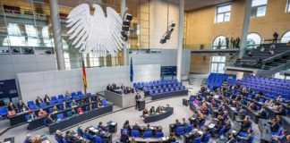 Der Bundestag hat in der Nacht zum Freitag ohne jede Ankündigung das Strafrecht verschärft. Die Leugnung und Verharmlosung von Kriegsverbrechen und Völkermorden ist jetzt als „Volkverhetzung“ strafbar.