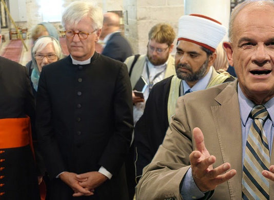 Peter Hahne: "Wenn Bischöfe in Jerusalem beim Betreten einer Moschee das Kreuz verleugnen, dann erweisen sich Glaubensnotstand und Bildungsnotstand als zwei Seiten derselben Medaille. Sowas braucht kein Mensch, der bei Trost ist." (Foto: Kardinal Reinhard Marx und Heinrich Bedford-Strohm mit Scheich Umar al-Kisswani 2016 in der Al-Aksa-Moschee)