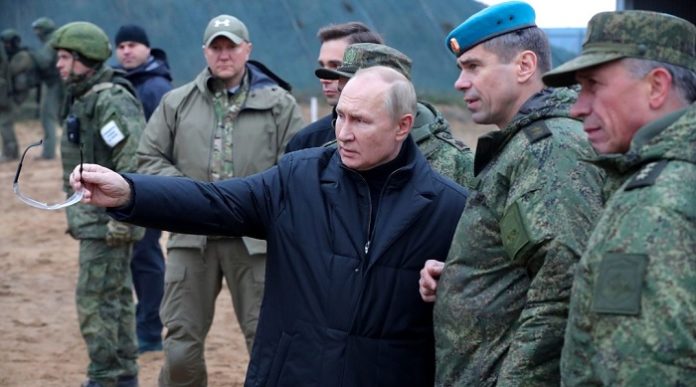 Russlands Präsident Putin und sein Militär gehen viel zu zaghaft im Krieg gegen die Ukraine vor, so die Meinung des ehemaligen Reagan-Ministers Paul Craig Roberts.