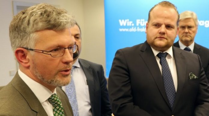 Der scheidende ukrainische Botschafter in Deutschland, Andrij Melnyk (l.), und der nordrhein-westfälische AfD-Abgeordnete Sven Tritschler (r.) lieferten sich am Sonntag ein Wortgefecht bei Twitter.