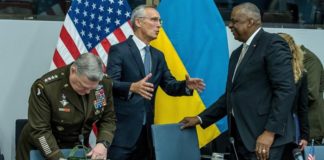 Ein Sieg Russlands in der Ukraine würde eine Niederlage der NATO bedeuten, sagte NATO-Generalsekretär Jens Stoltenberg (Bildmitte, hier mit US-Verteidigungsminister Lloyd Austin).