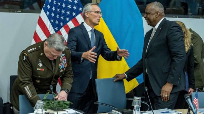 Ein Sieg Russlands in der Ukraine würde eine Niederlage der NATO bedeuten, sagte NATO-Generalsekretär Jens Stoltenberg (Bildmitte, hier mit US-Verteidigungsminister Lloyd Austin).