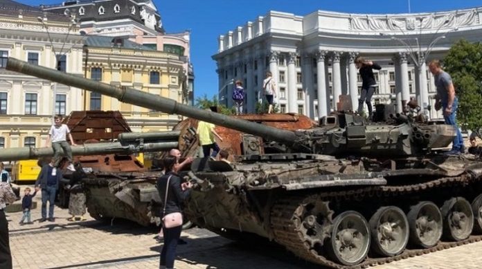 Wird ein Panzer von einer Rakete getroffen, sind Fahrzeug und Mannschaft verloren. Und genau so ein metallener und zerfetzter Sarg, der eigens aus der Ukraine herangeschafft wird, soll nun mitten in Berlin aufgestellt werden.