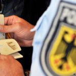 Eine Mitarbeiterin des Kölner Ausländeramtes soll Menschen aus Syrien Bescheinigungen und Reisepässe gegen Bezahlung ausgestellt haben.