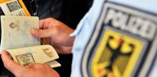 Eine Mitarbeiterin des Kölner Ausländeramtes soll Menschen aus Syrien Bescheinigungen und Reisepässe gegen Bezahlung ausgestellt haben.