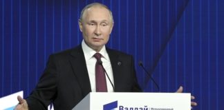 Wladimir Putin am Donnerstag bei seiner Valdai-Rede. An dem viertägigen Treffen nahmen 111 Experten, Politiker, Diplomaten und Wirtschaftswissenschaftler aus Russland und 40 anderen Ländern teil.