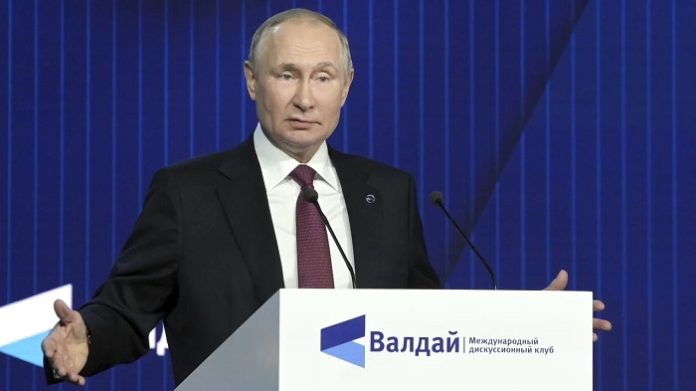 Wladimir Putin am Donnerstag bei seiner Valdai-Rede. An dem viertägigen Treffen nahmen 111 Experten, Politiker, Diplomaten und Wirtschaftswissenschaftler aus Russland und 40 anderen Ländern teil.