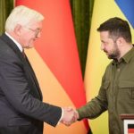 Deutschland soll nach dem Willen von Selenski monatlich 500 Millionen Dollar zahlen und hat dies auch unserer Regierung durch Steinmeier übermittelt. Aber warum sollen die deutschen Steuerzahler nun auf Dauer für den ukrainischen Pleitestaat zahlen?