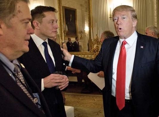 Donald Trump mit dem neuen Besitzer Twitters, Elon Musk und seinem ehemaligen Berater Steve Bannon (l.).