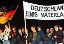 Wir brauchen endlich eine Wiedervereinigung 2.0 – eine wahre Widervereinigung (Foto: Junge Deutsche Ende Dezember 1989 auf der Mauer am Brandenburger Tor).