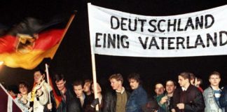 Wir brauchen endlich eine Wiedervereinigung 2.0 – eine wahre Widervereinigung (Foto: Junge Deutsche Ende Dezember 1989 auf der Mauer am Brandenburger Tor).