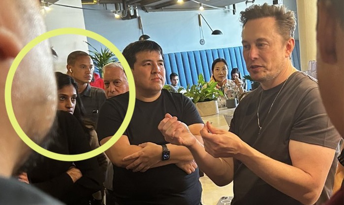 Wenn Blicke töten könnten … Vijaya Gadde beim Besuch von Elon Musk in der Twitter-Zentrale am 28. Oktober 2022 nach dessen Übernahme des Unternehmens.