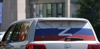 Das Amtsgericht Hamburg hat einen 62-Jährigen wegen des Zeigens des Z-Symbols auf der Heckscheibe seines Autos zu einer Geldstrafe von 80 Tagessätzen zu je 50 Euro verurteilt.