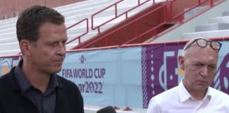 "Man kann uns natürlich die Binde nehmen, aber die Werte, für die wir stehen, die werden wir haben und die werden wir immer wieder zum Ausdruck bringen", jammerte DFB-Team-Manager Oliver Bierhoff (l., hier mit DFB-Präsident Neuendorf) am Montag bei seinem Statement zum FIFA-Entscheidung.