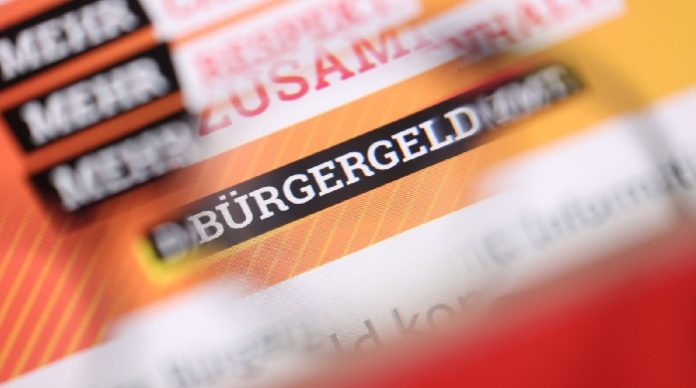 Das Wort „Bürger“geld ist falsch. Es dürfte nur Arbeitsersatzgeld heißen, weil es ein Anspruch für alle ist, die nicht arbeiten können oder wollen.