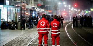 Am Halloween-Abend attackierten in Linz rund 200 Jugendliche Passanten am Taubenmarkt mit Böllern. Die Stimmung wurde immer weiter angeheizt, bis schließlich 170 Beamte vor Ort eintrafen, von denen am Ende zwei verletzt wurden.