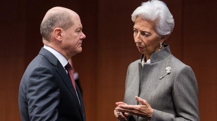 Die jüngste Leitzinserhöhung der EZB-Präsidentin Christine Lagarde (hier mit Kanzler Olaf Scholz) auf zwei Prozent ist in keiner Weise geeignet, die inflationäre Entwicklung zu bremsen oder gar zu stoppen.
