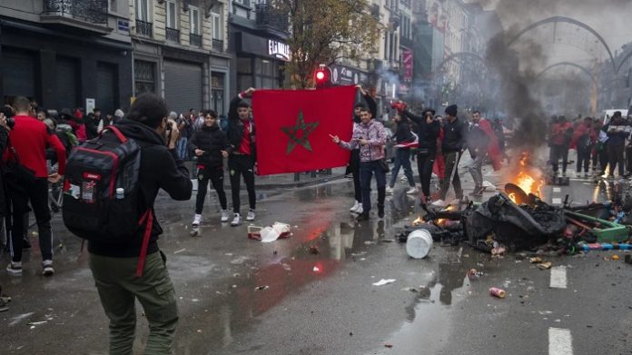 Die Randalierer in Brüssel schwingen nach dem 2:0-Sieg gegen Belgien marokkanische Flaggen.