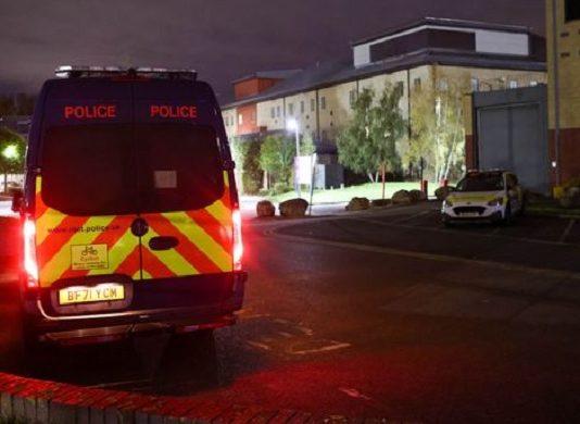 Über 100 bewaffnete Asylanten sollen sich am Freitagabend in einem Abschiebezentrum am Londoner Flughafen Heathrow zusammengerottet haben. Auslöser könnte ein Stromausfall gewesen sein.