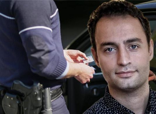Kadir Sahin soll im Auto während der Fahrt mit dem Handy hantiert haben und fühlt sich von zwei Berliner Polizisten, die ihm deshalb 100 Euro Geldstrafe und einen Punkt in Flensburg aufgebrummt haben, rassistisch beleidigt.