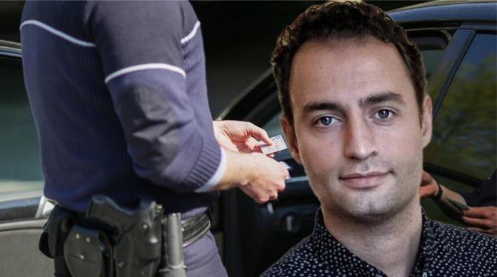 Kadir Sahin soll im Auto während der Fahrt mit dem Handy hantiert haben und fühlt sich von zwei Berliner Polizisten, die ihm deshalb 100 Euro Geldstrafe und einen Punkt in Flensburg aufgebrummt haben, rassistisch beleidigt.